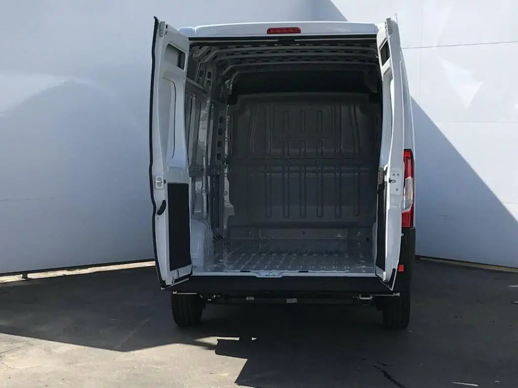 Peugeot Boxer Furgon 3300 L2H2  2,2 BlueHDi MAN6 / 103kW