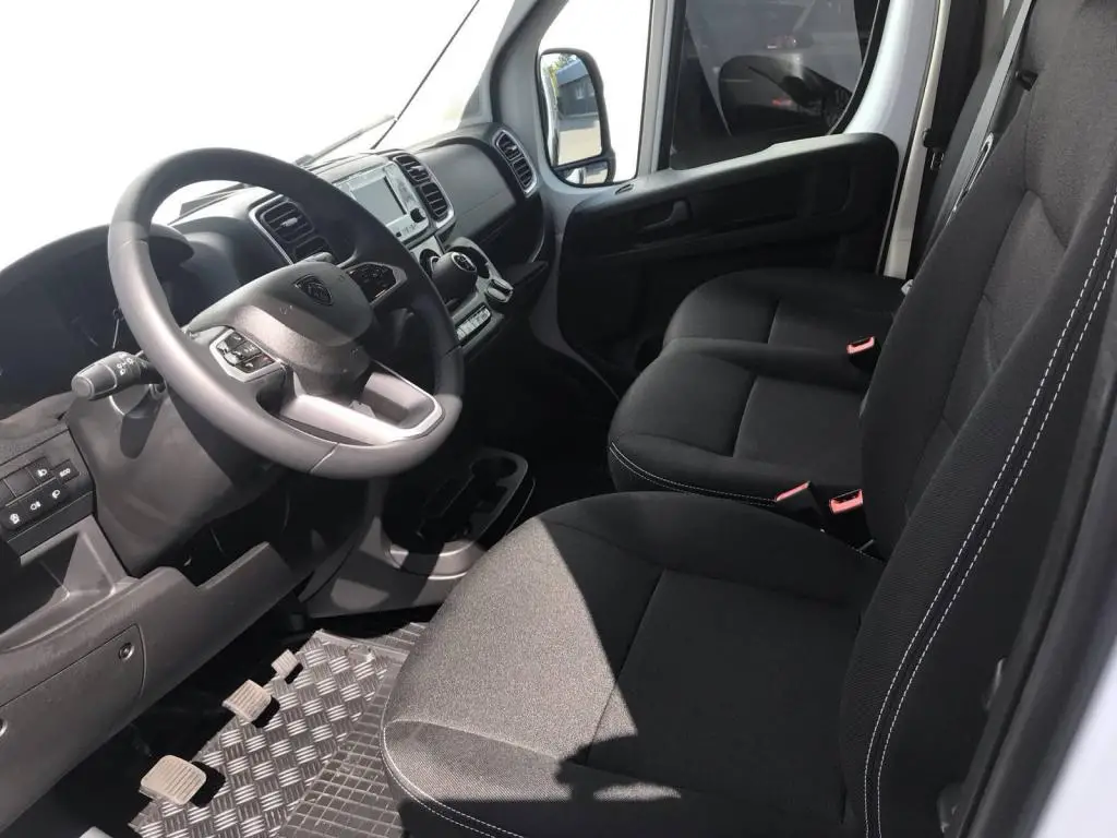 Peugeot Boxer Furgon 3300 L2H2  2,2 BlueHDi MAN6 / 103kW