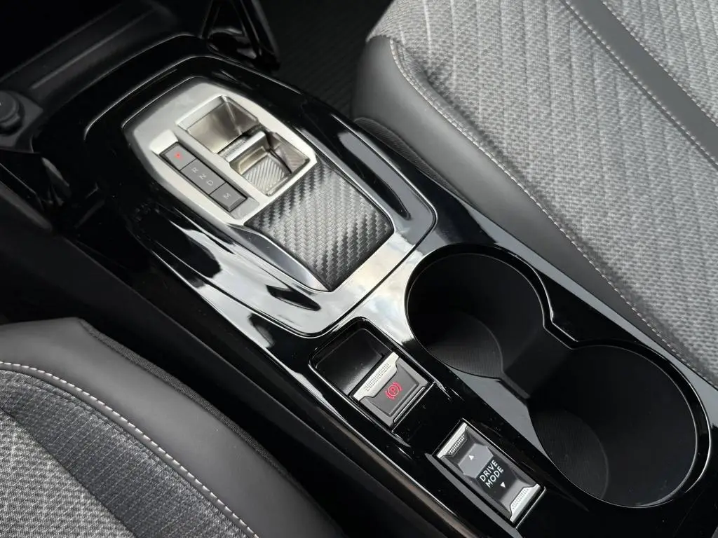 Peugeot 2008 ALLURE Hybrid  1,2 145 e-DCS6 / 107kW