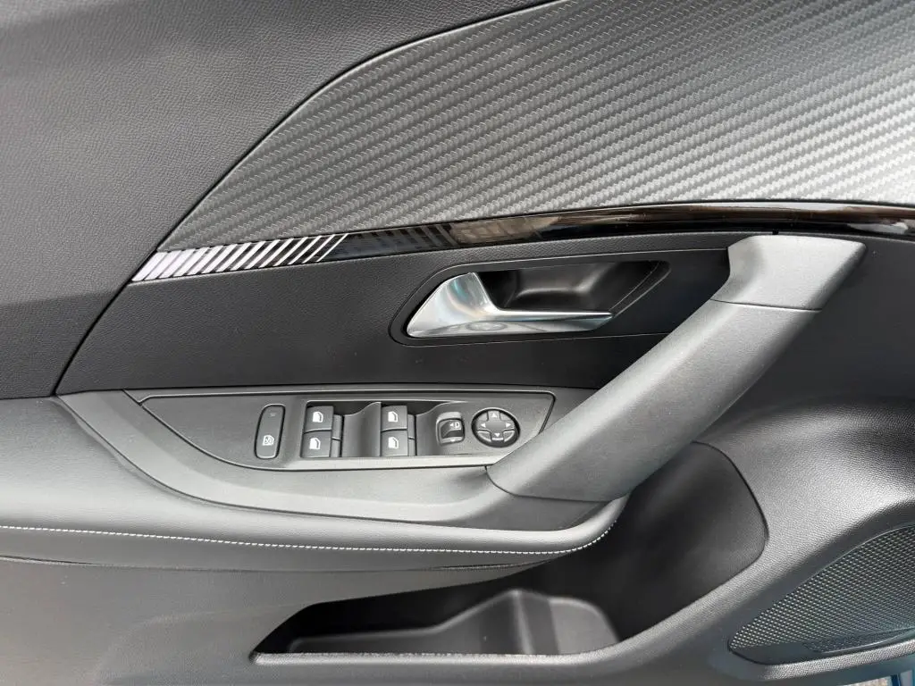 Peugeot 2008 ALLURE Hybrid  1,2 145 e-DCS6 / 107kW