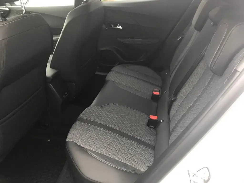 Peugeot 2008 ALLURE Hybrid  1,2 110 e-DCS6 / 81kW