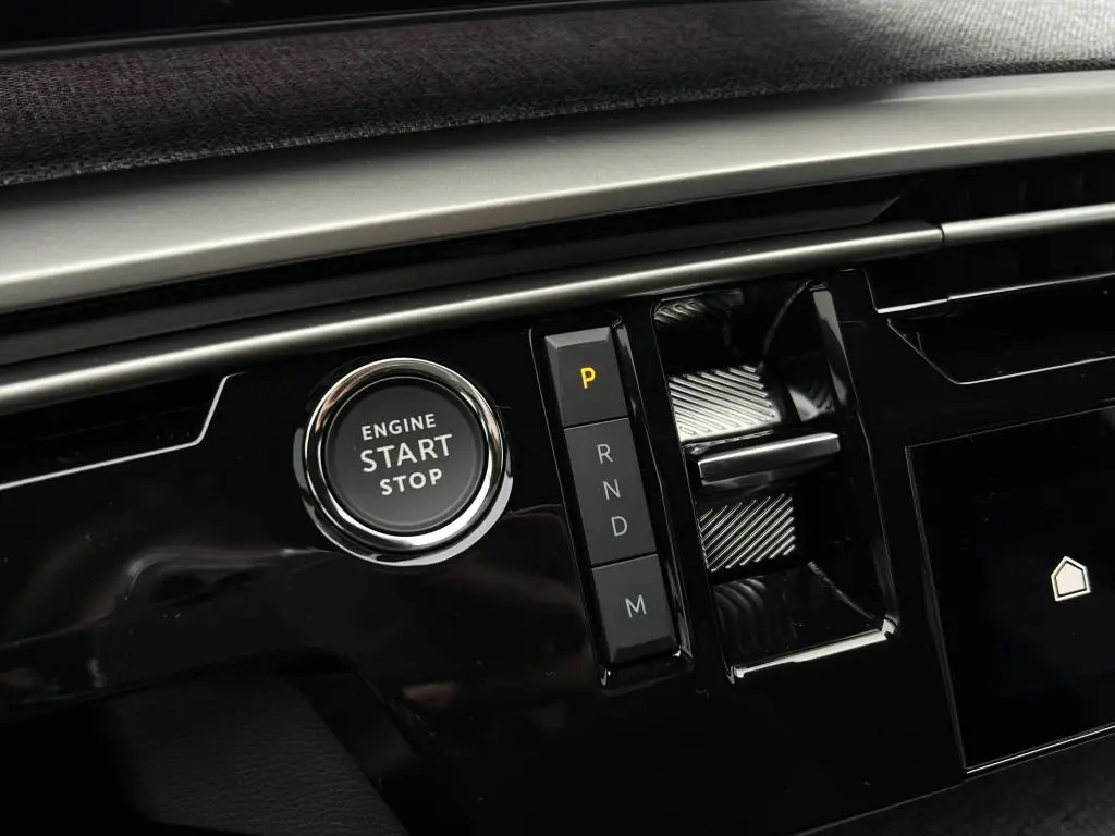 Peugeot 3008 ALLURE Hybrid e-DCS6 1,2 / 107kW