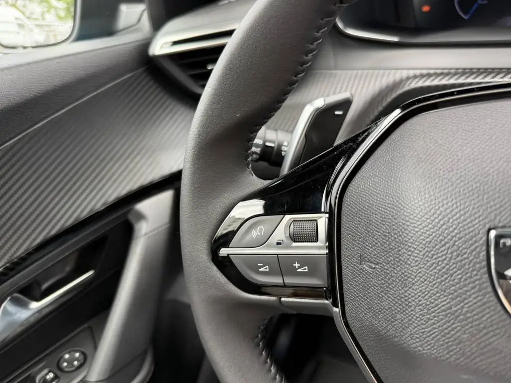 Peugeot 2008 ALLURE Hybrid  1,2 145 e-DCS6 / 107kW