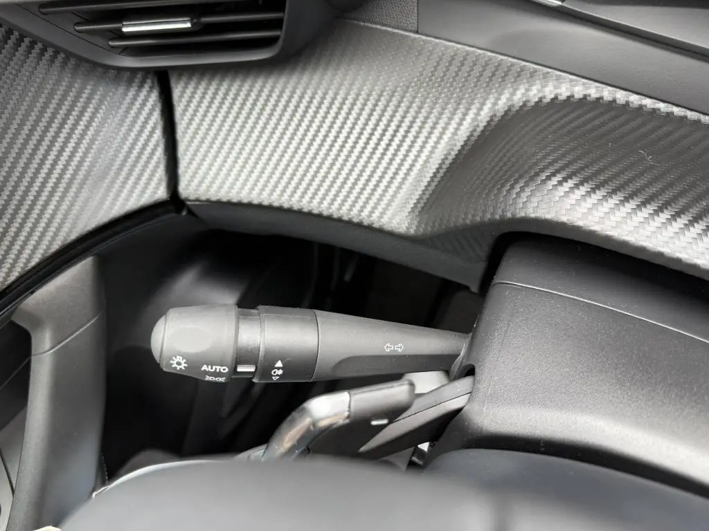 Peugeot 2008 ALLURE Hybrid  1,2 145 e-DCS6 / 107kW