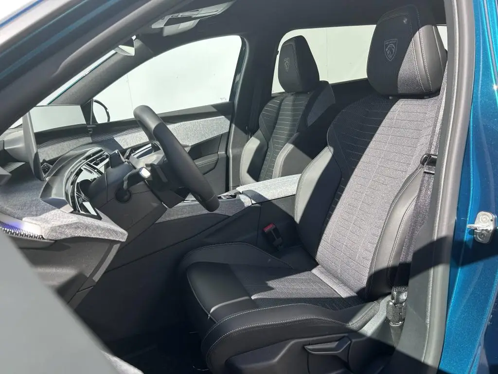 Peugeot 5008 GT e-DCS6 Hybrid / 107kW