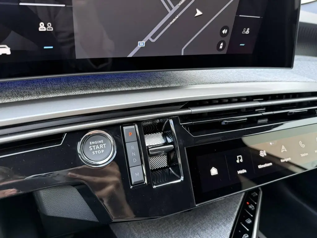 Peugeot 5008 ALLURE Hybrid e-DCS6 1,2 / 107kW