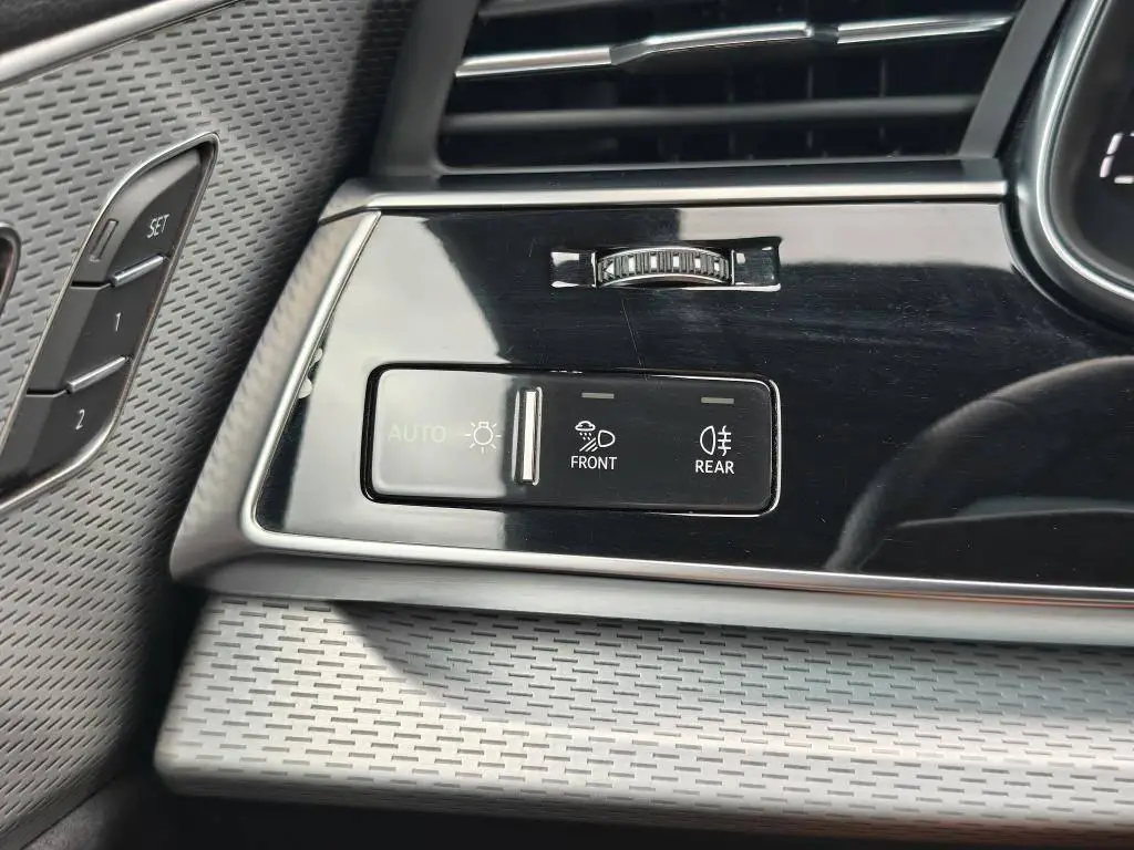 Audi Q8 SQ8 SUV Quattro 8TT 4,0TFSI / 373kW