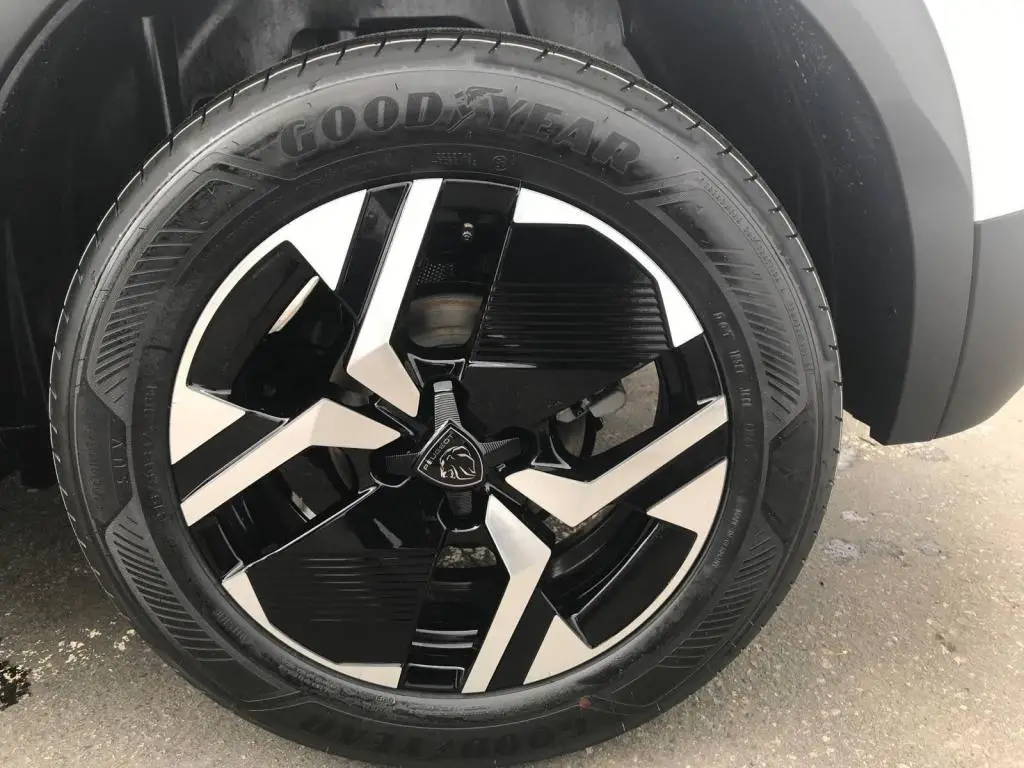 Peugeot 2008 ALLURE Hybrid  1,2 110 e-DCS6 / 81kW