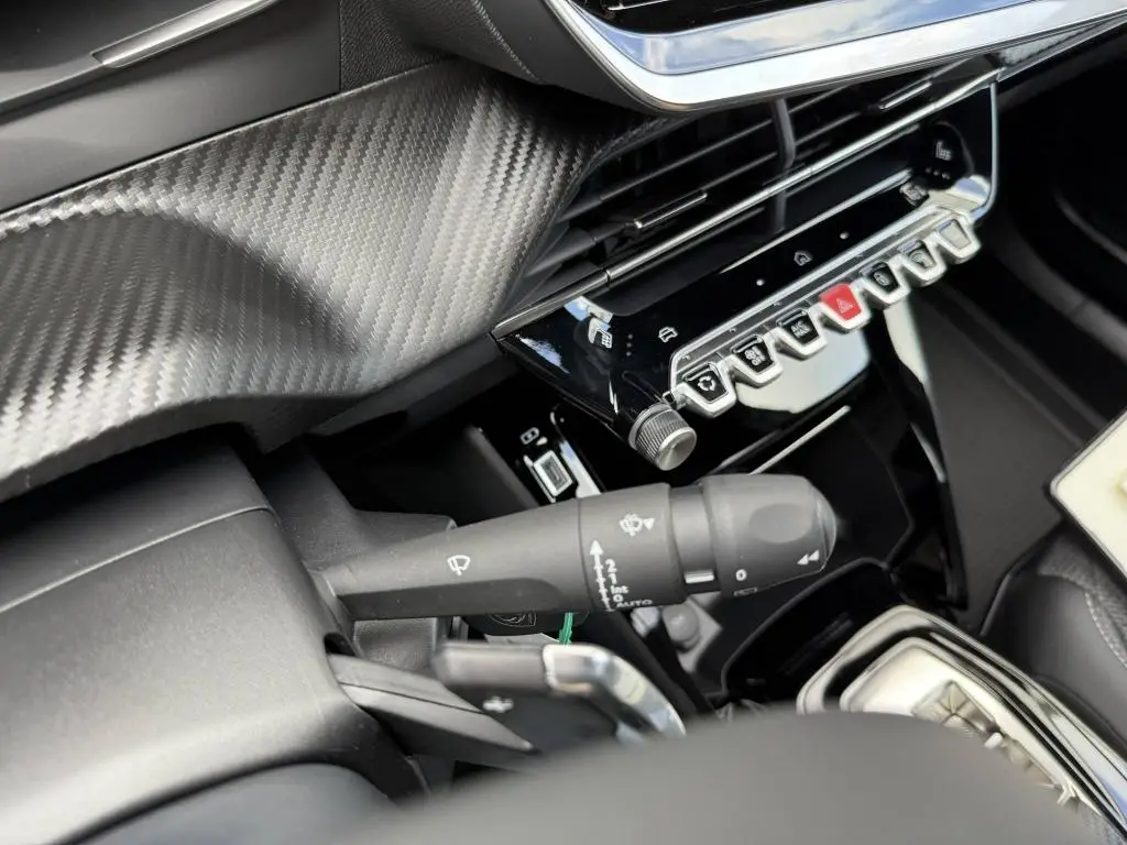 Peugeot 2008 ALLURE Hybrid  1,2 145 e-DCS6 / 107kW