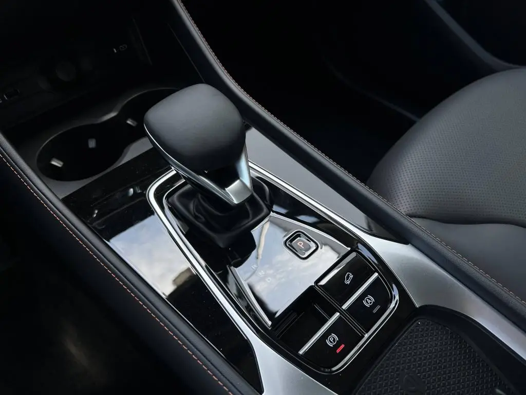 MG HS EXCLUSIVE PHEV 1,5TGI AT / 200kW