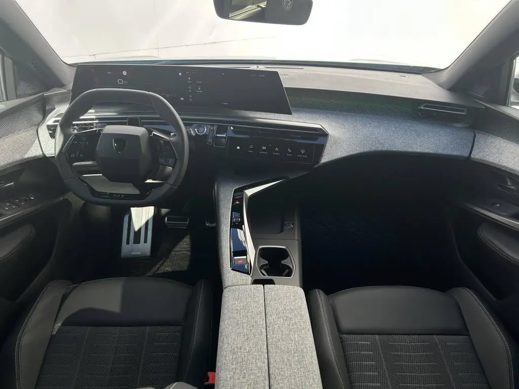 Peugeot 5008 GT e-DCS6 Hybrid / 107kW
