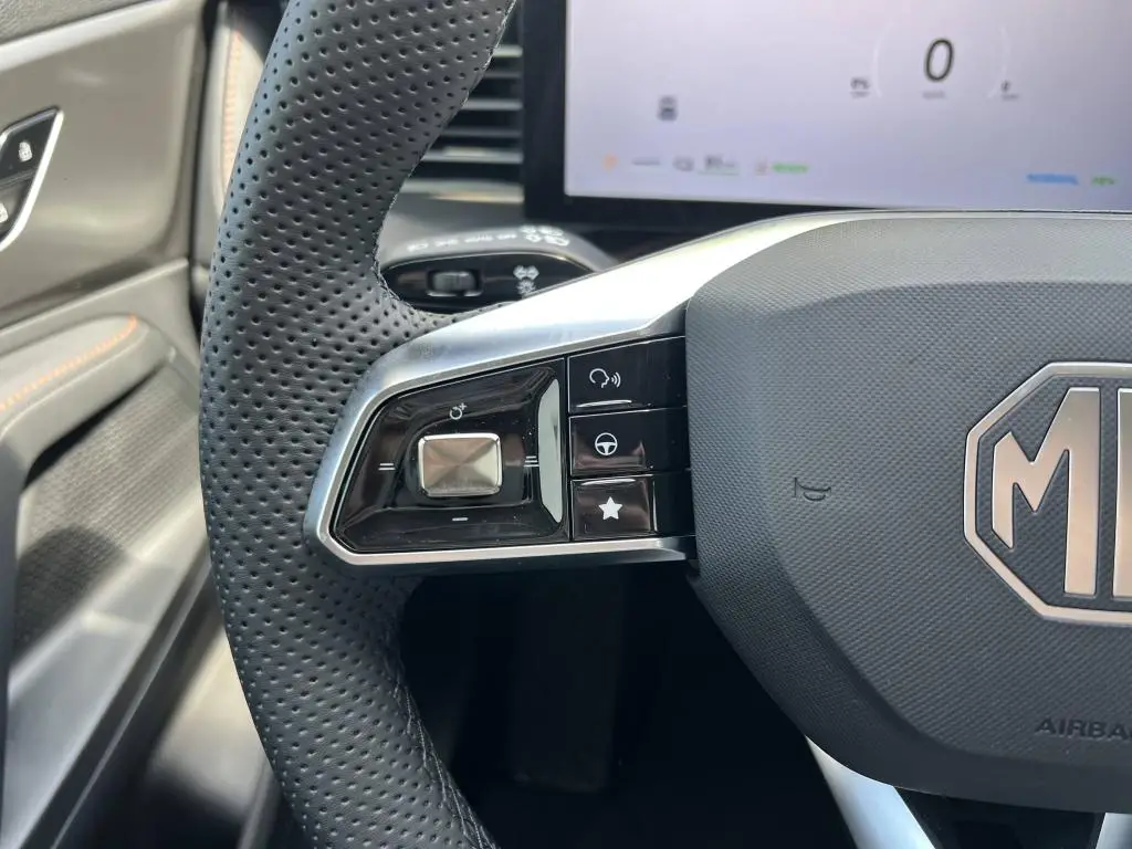 MG HS EXCLUSIVE PHEV 1,5TGI AT / 200kW
