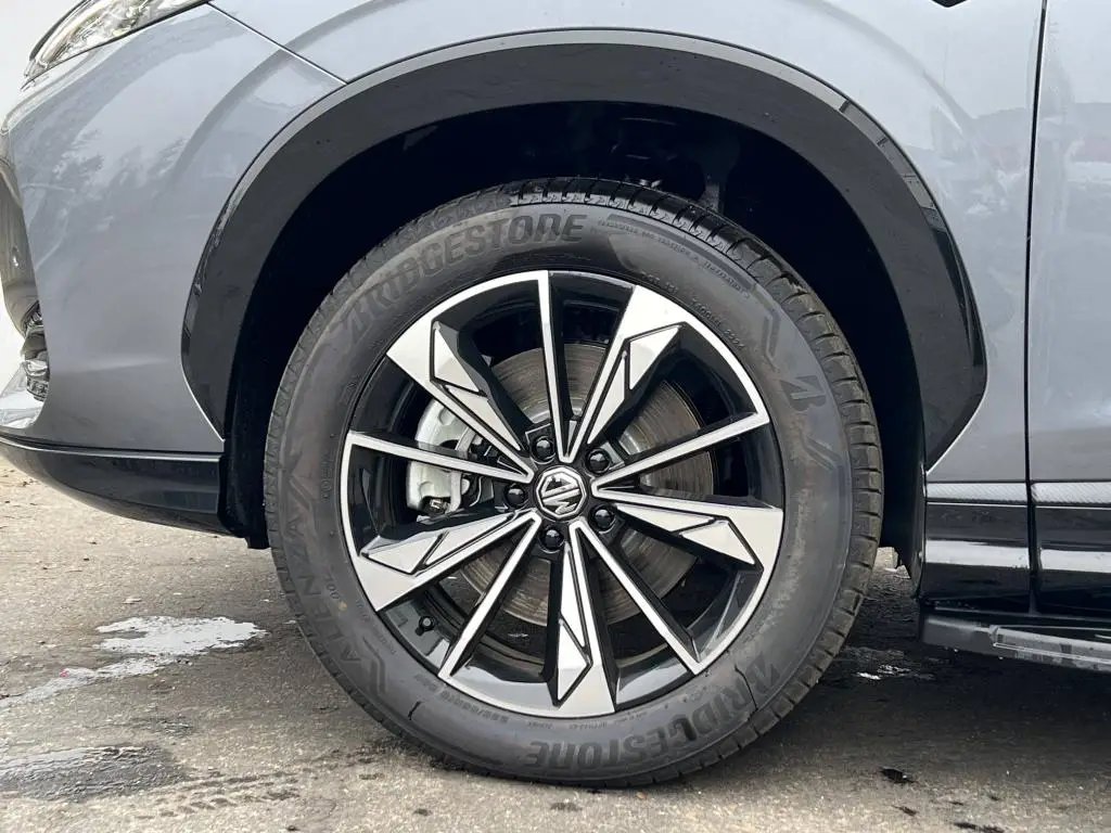 MG HS EXCLUSIVE PHEV 1,5TGI AT / 200kW