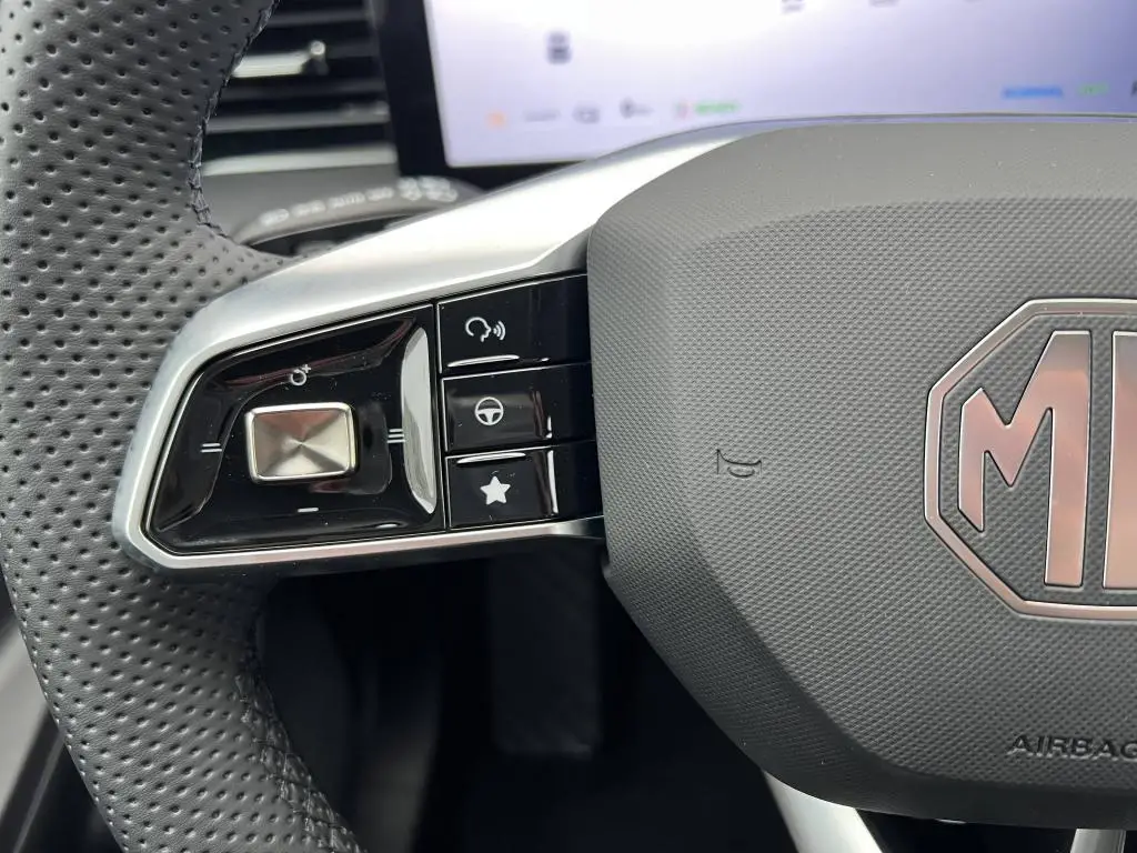 MG HS EXCLUSIVE PHEV 1,5TGI AT / 200kW