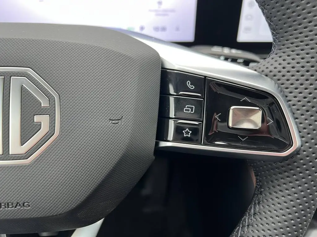 MG HS EXCLUSIVE PHEV 1,5TGI AT / 200kW