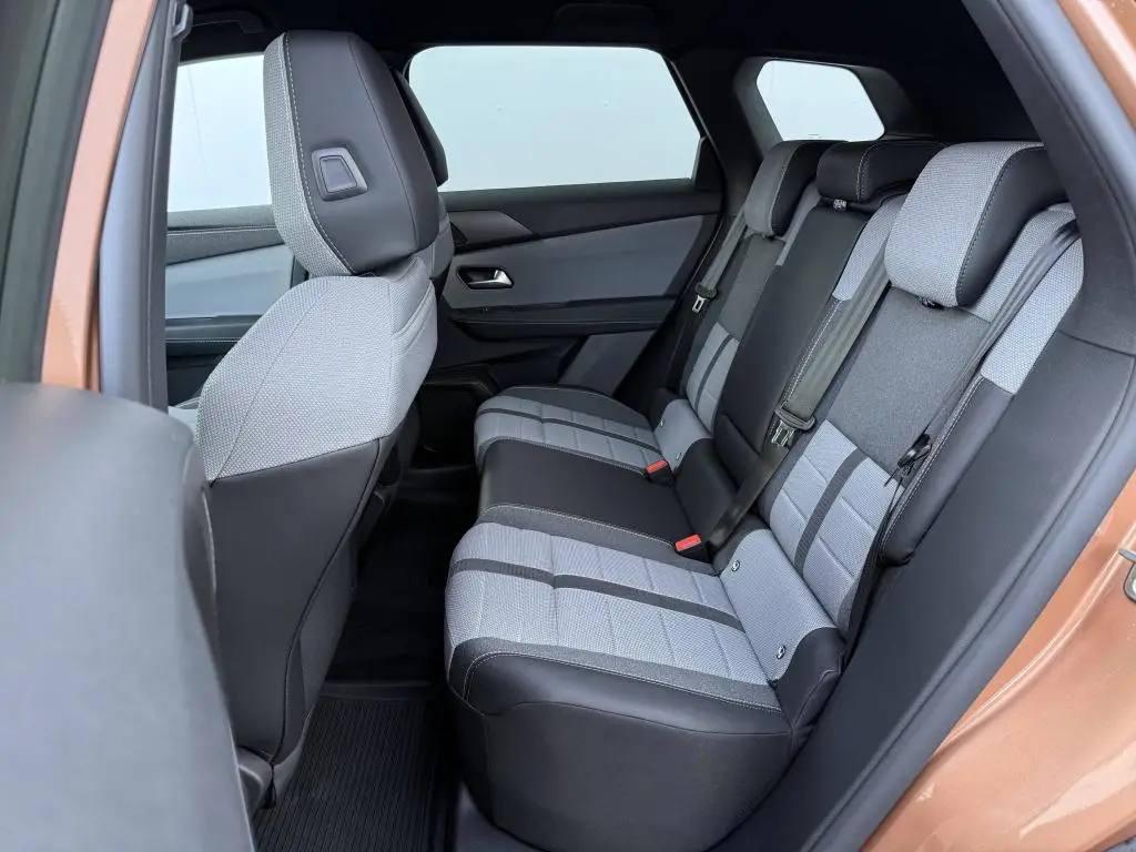 Opel Grandland GS Hybrid TURBO eDCT6 1.2 TURBO / 107kW