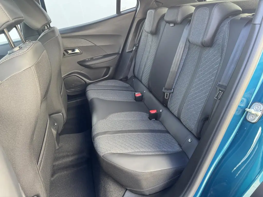 Peugeot 2008 ALLURE Hybrid  1,2 110 e-DCS6 / 81kW