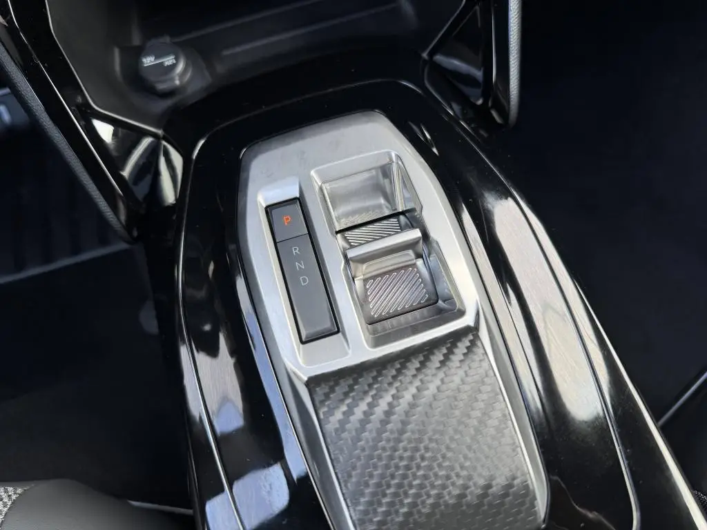 Peugeot 2008 ALLURE Hybrid  1,2 110 e-DCS6 / 81kW