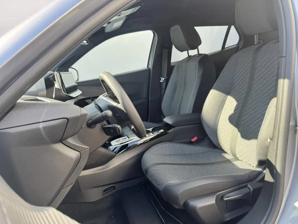 Peugeot 2008 ALLURE Hybrid  1,2 110 e-DCS6 / 81kW