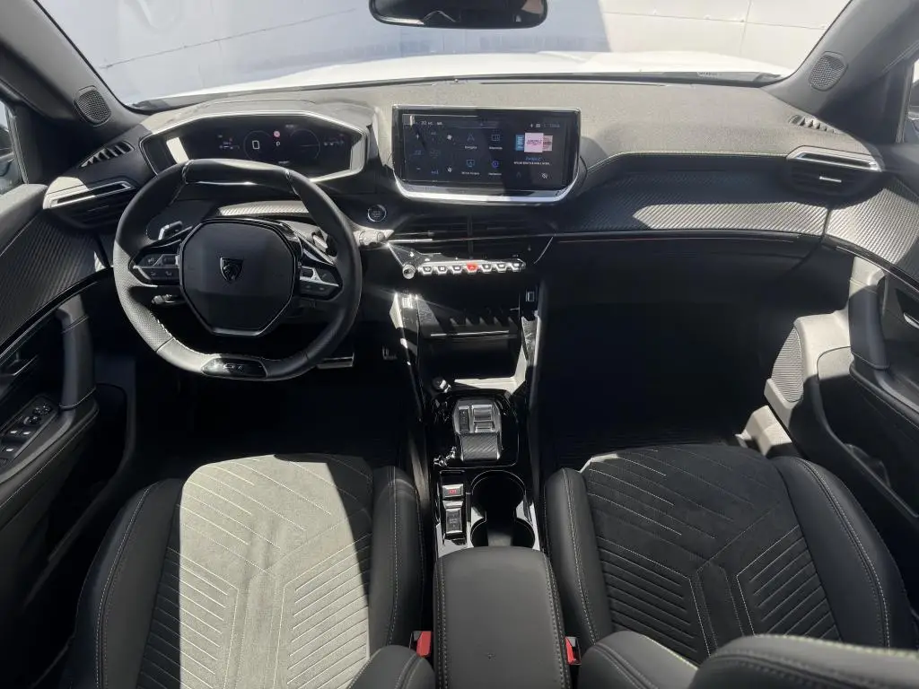 Peugeot 2008 GT Hybrid  145 e-DCS6 / 107kW