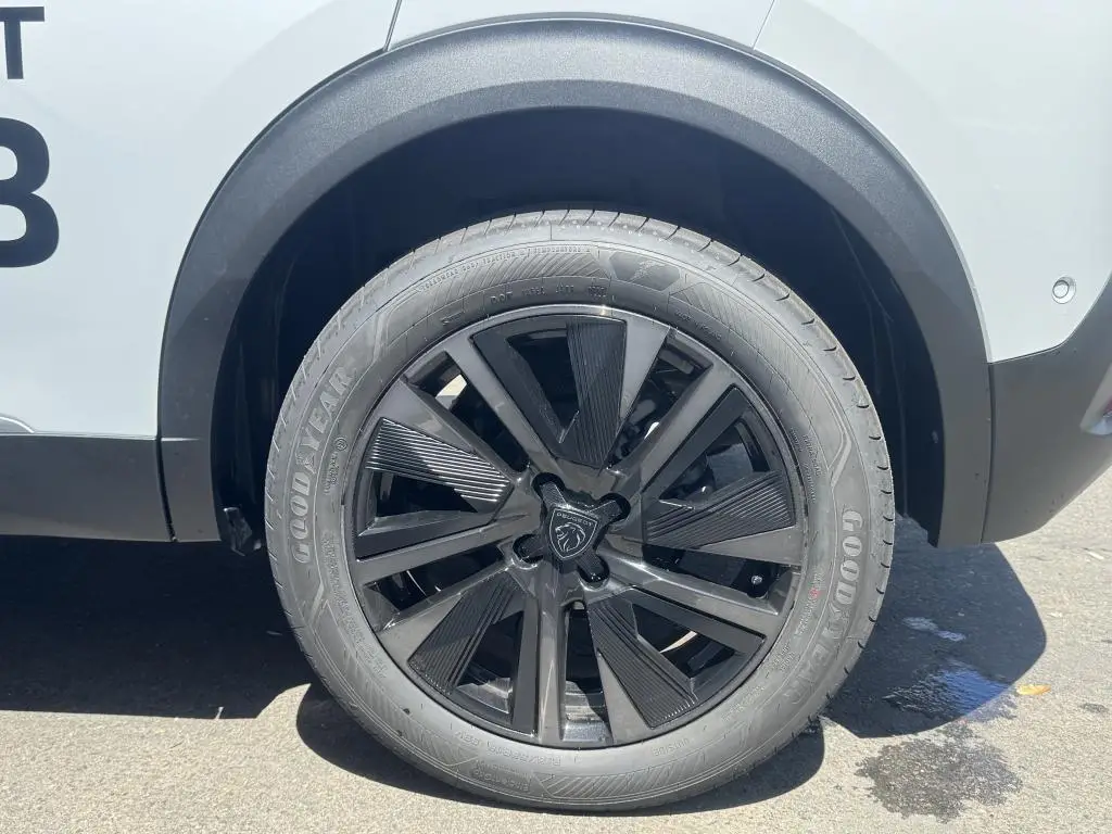 Peugeot 2008 GT Hybrid  145 e-DCS6 / 107kW