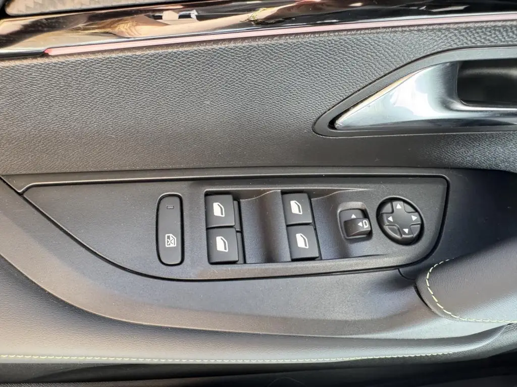 Peugeot 2008 GT Hybrid  145 e-DCS6 / 107kW