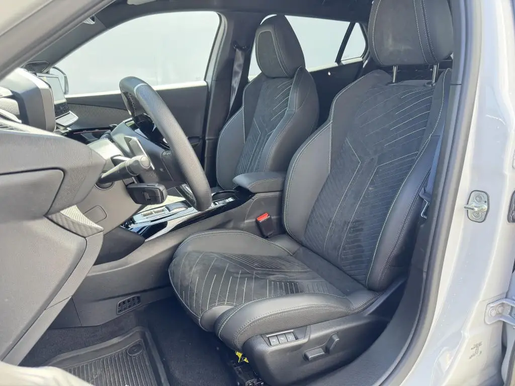 Peugeot 2008 GT Hybrid  145 e-DCS6 / 107kW