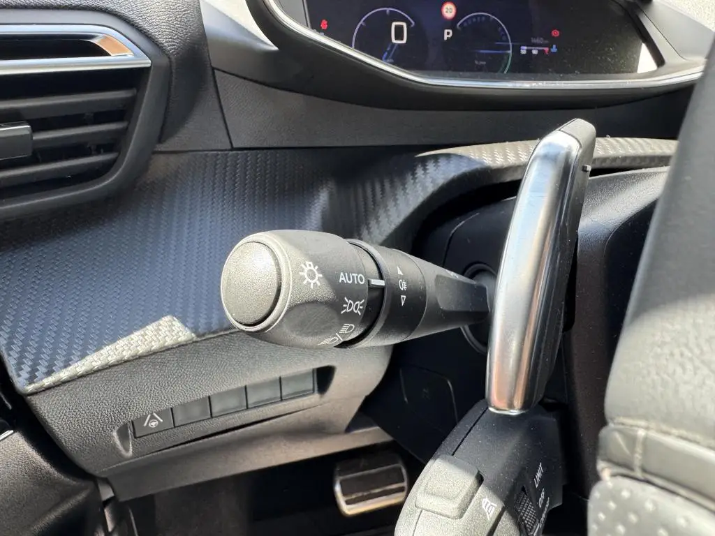 Peugeot 2008 GT Hybrid  145 e-DCS6 / 107kW