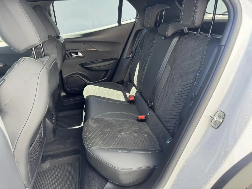 Peugeot 2008 GT Hybrid  145 e-DCS6 / 107kW