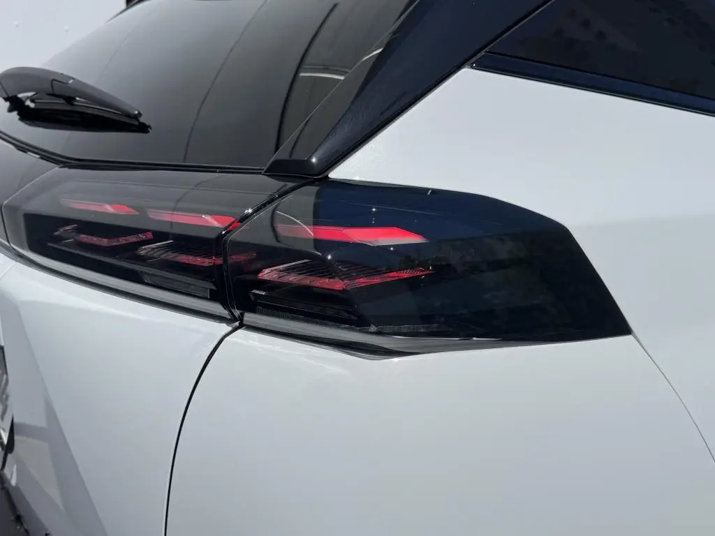 Peugeot 2008 GT Hybrid  145 e-DCS6 / 107kW