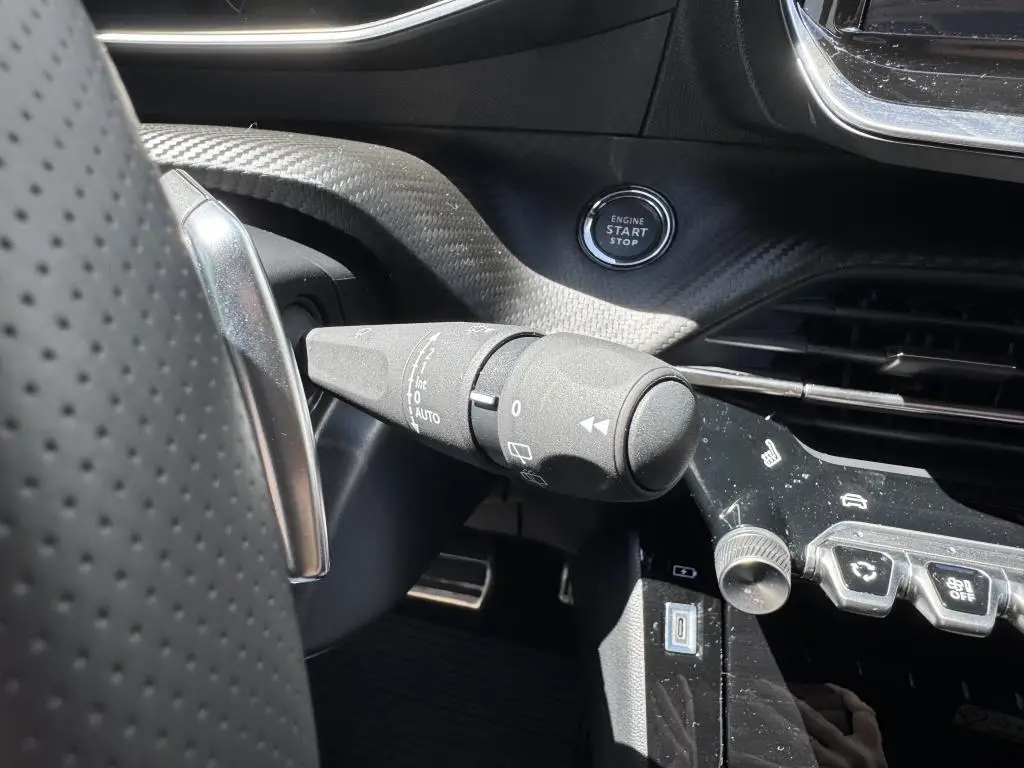 Peugeot 2008 GT Hybrid  145 e-DCS6 / 107kW