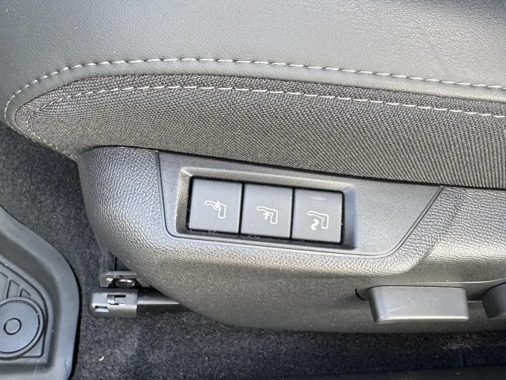 Peugeot 2008 GT Hybrid  145 e-DCS6 / 107kW
