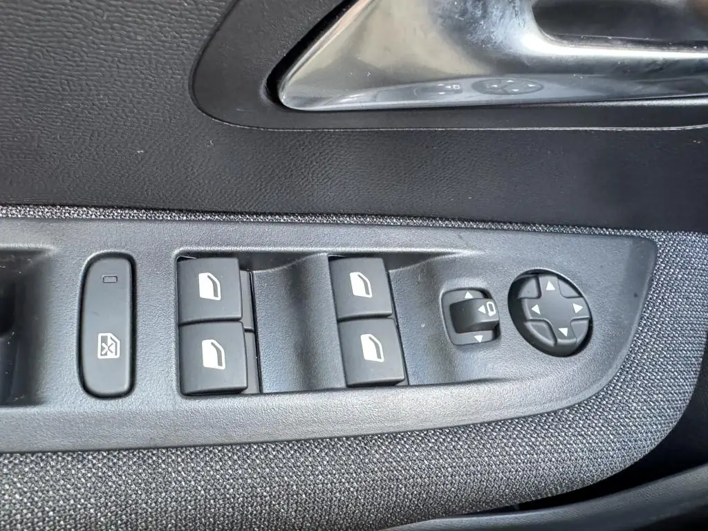 Peugeot 208 BUSINESS e-DCS6 Hybrid / 81kW