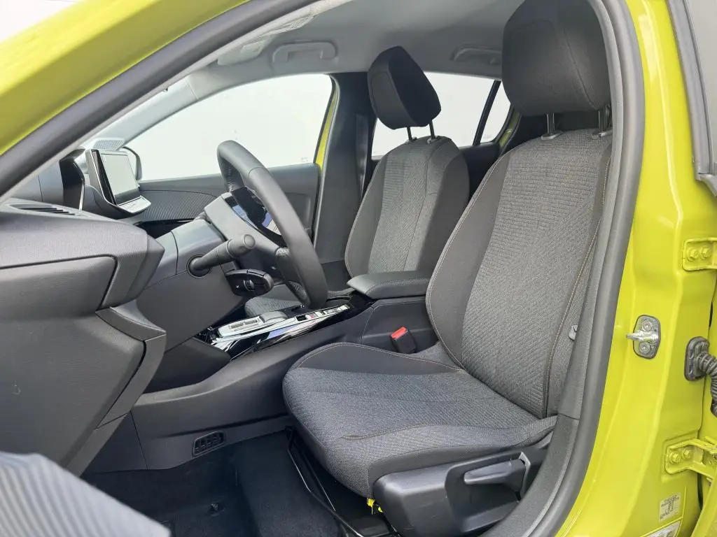 Peugeot 208 BUSINESS e-DCS6 Hybrid / 81kW