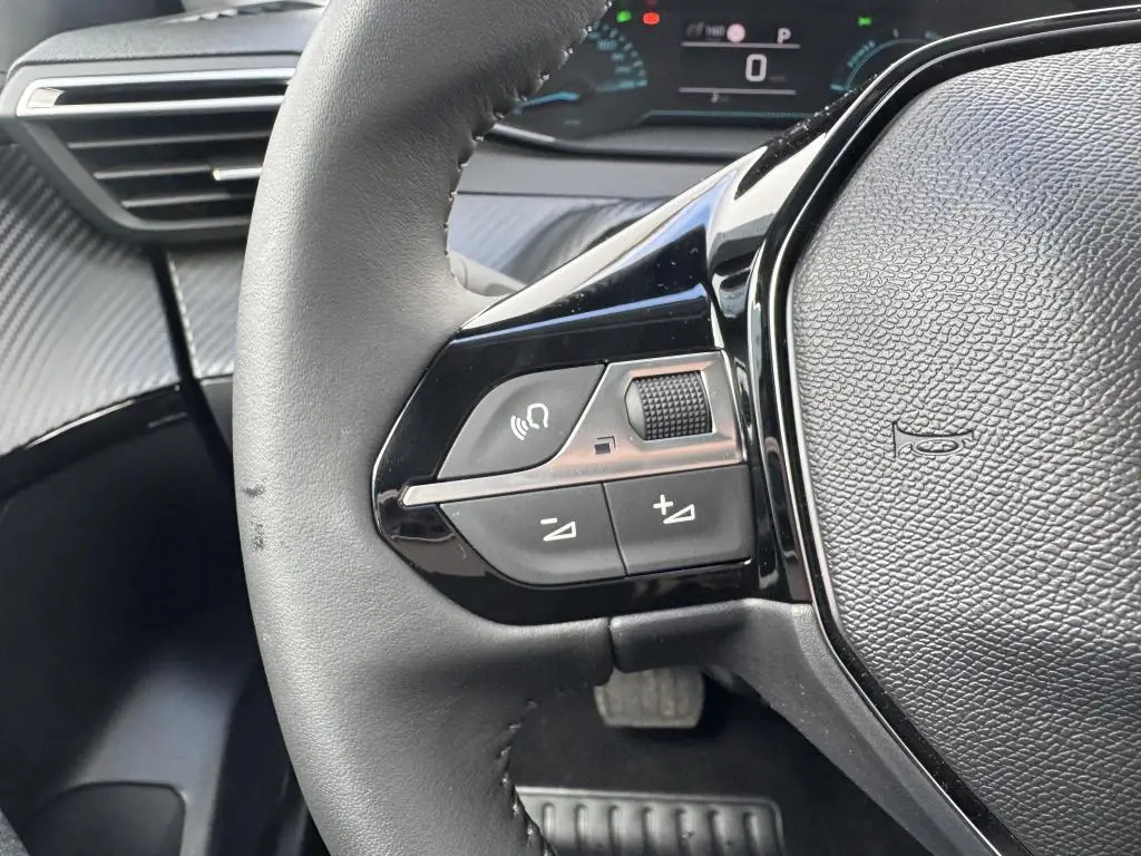 Peugeot 208 BUSINESS e-DCS6 Hybrid / 81kW