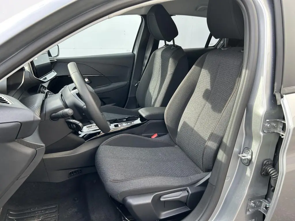 Peugeot 208 BUSINESS e-DCS6 Hybrid / 81kW