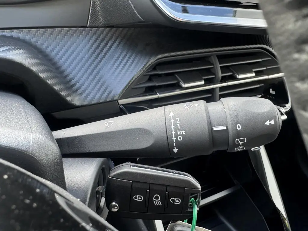 Peugeot 208 BUSINESS e-DCS6 Hybrid / 81kW