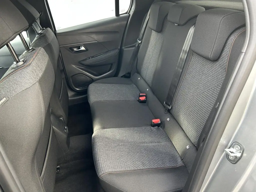 Peugeot 208 BUSINESS e-DCS6 Hybrid / 81kW