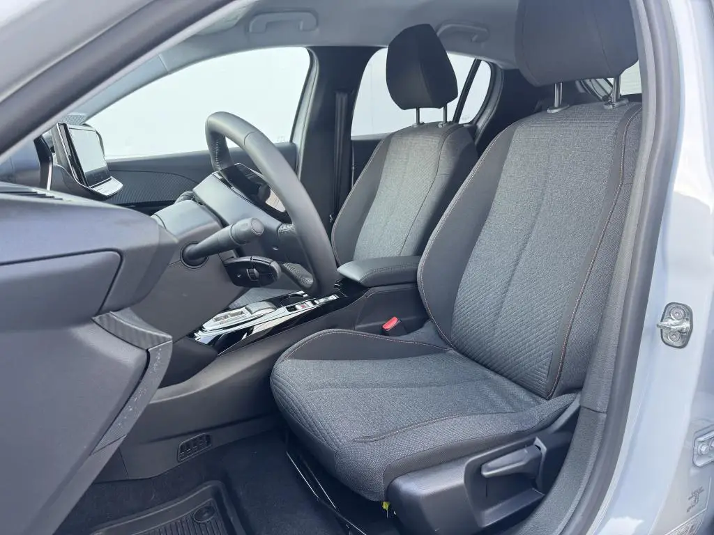 Peugeot 208 BUSINESS e-DCS6 Hybrid / 81kW