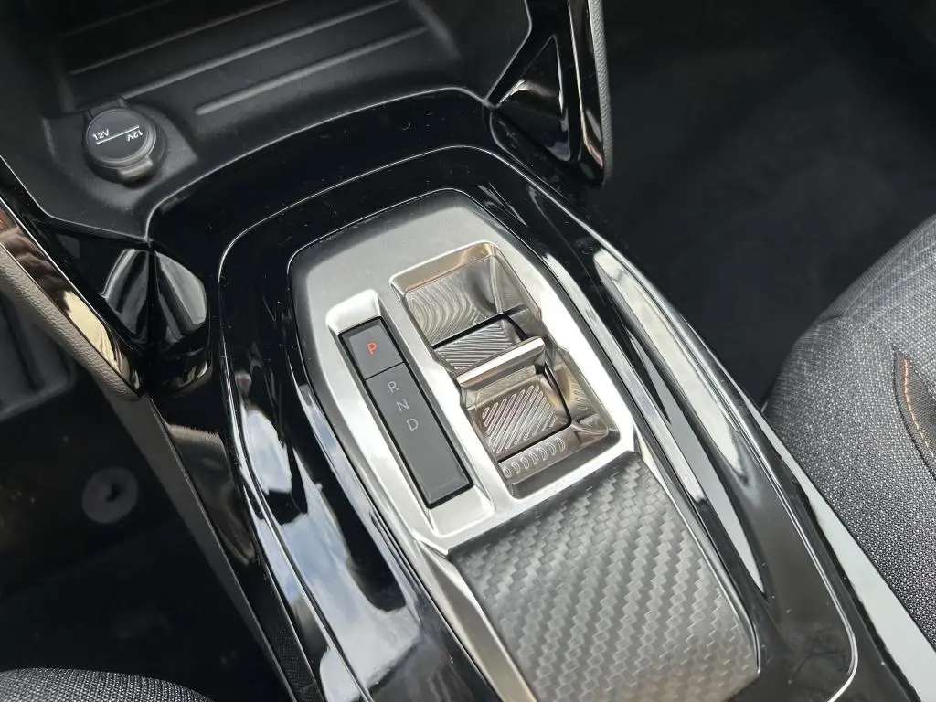 Peugeot 208 BUSINESS e-DCS6 Hybrid / 81kW