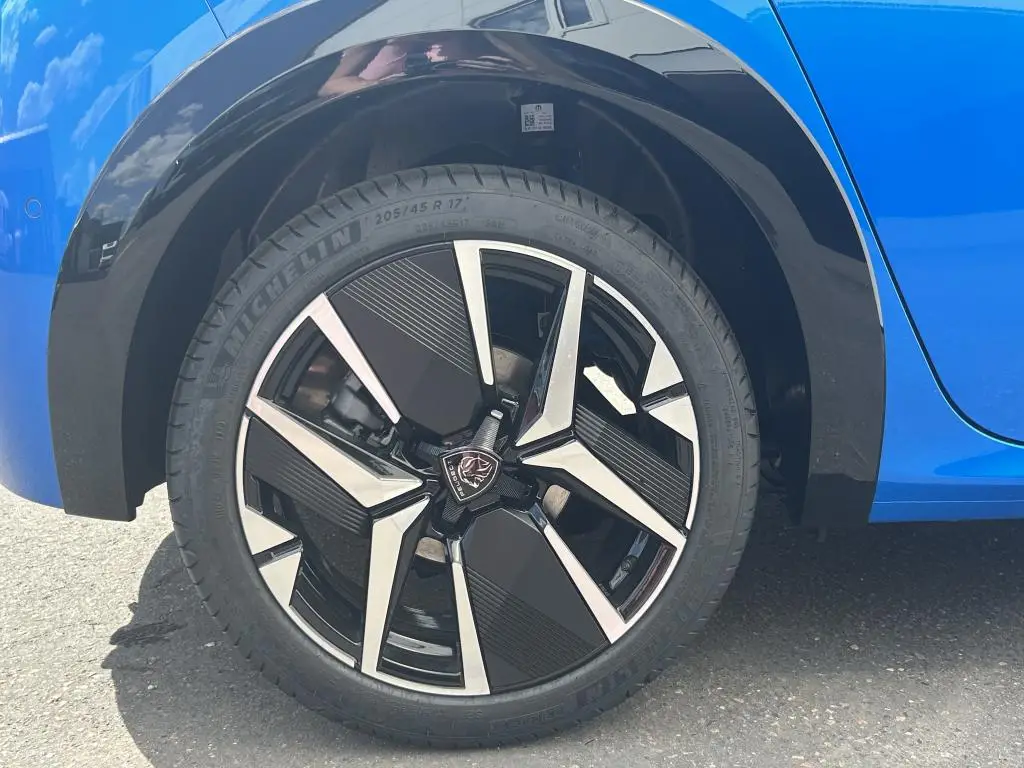 Peugeot 208 GT e-DCS6 1,2 Hybrid / 107kW