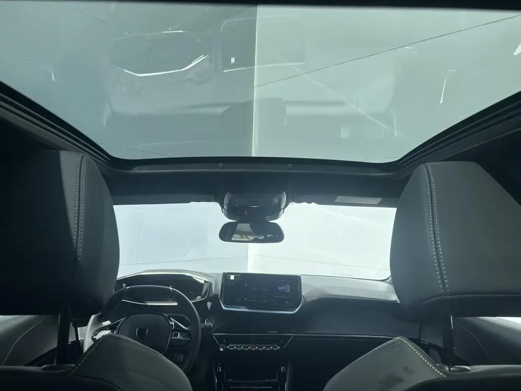 Peugeot 208 GT e-DCS6 1,2 Hybrid / 107kW