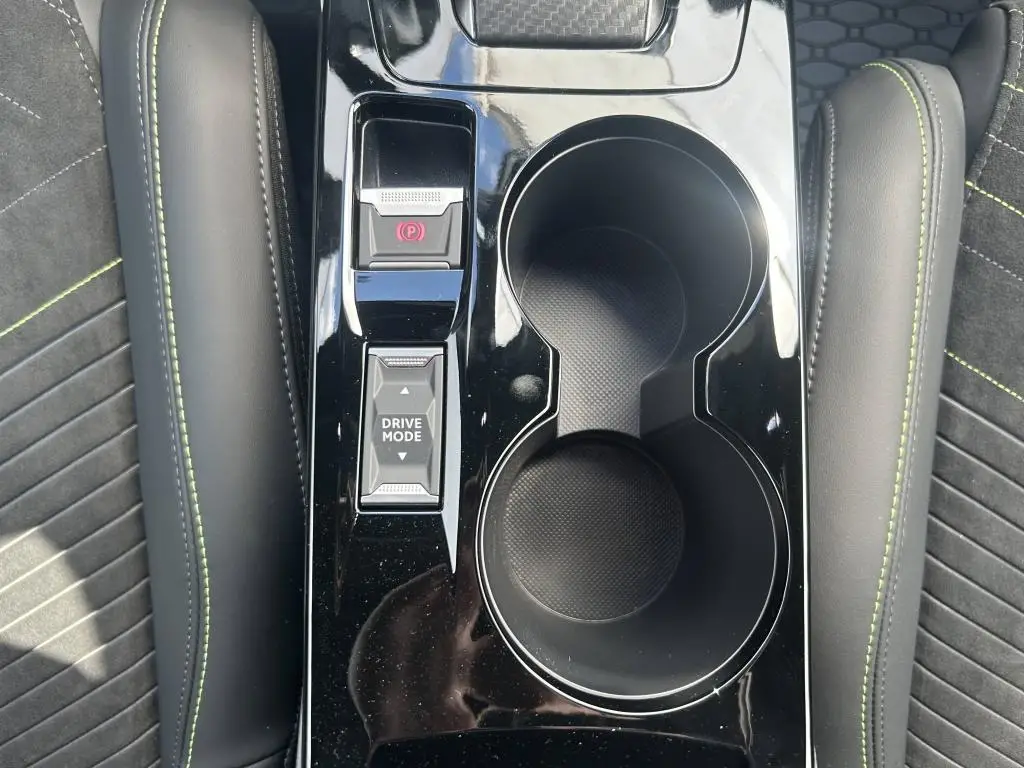 Peugeot 208 GT e-DCS6 1,2 Hybrid / 107kW