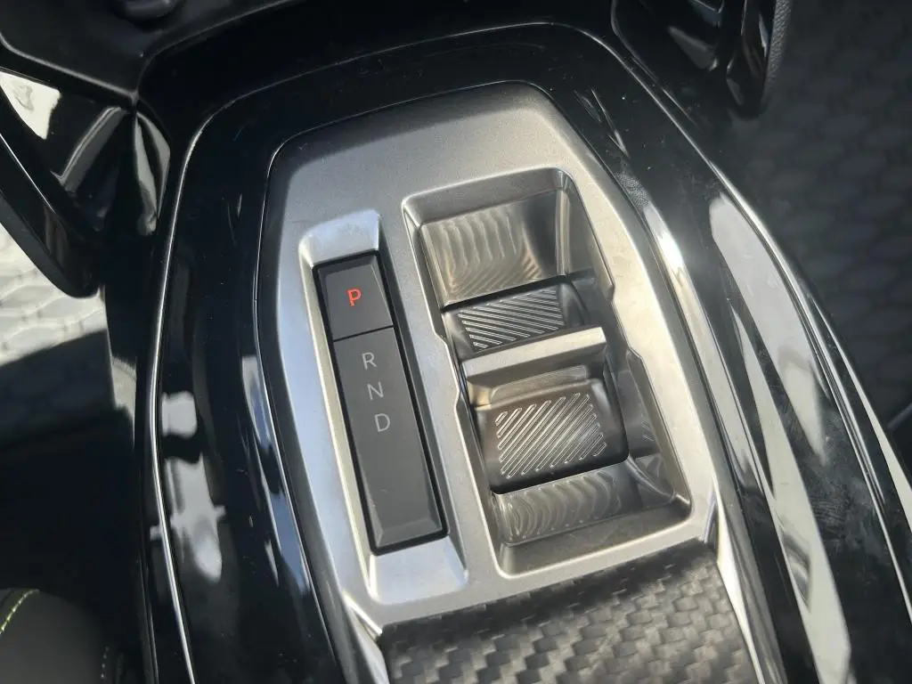 Peugeot 208 GT e-DCS6 1,2 Hybrid / 107kW