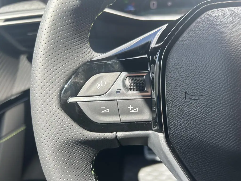 Peugeot 208 GT e-DCS6 1,2 Hybrid / 107kW