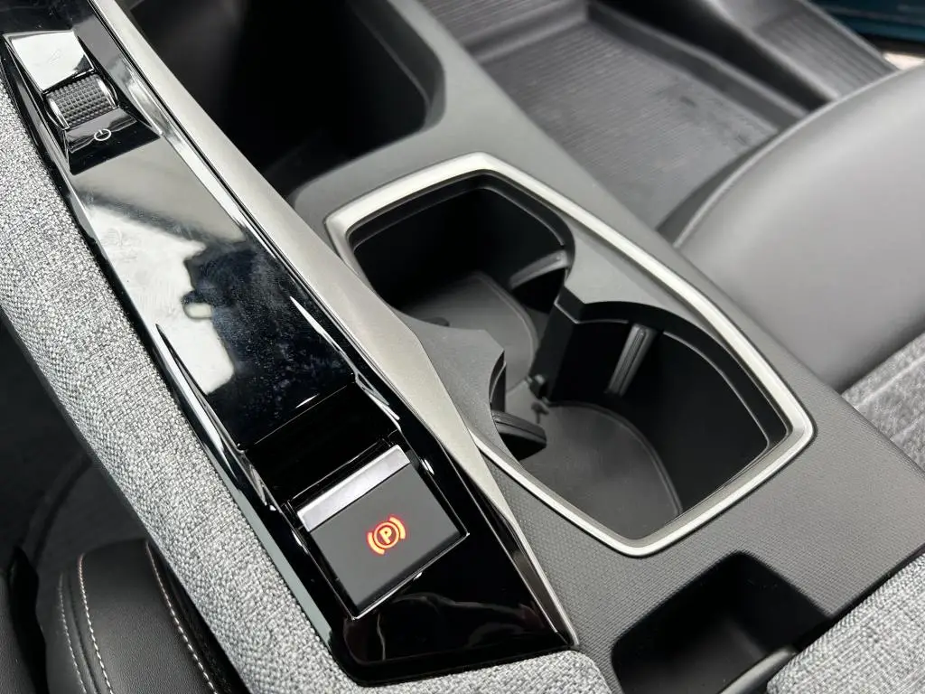 Peugeot 3008 ALLURE Hybrid e-DCS6 1,2 / 107kW