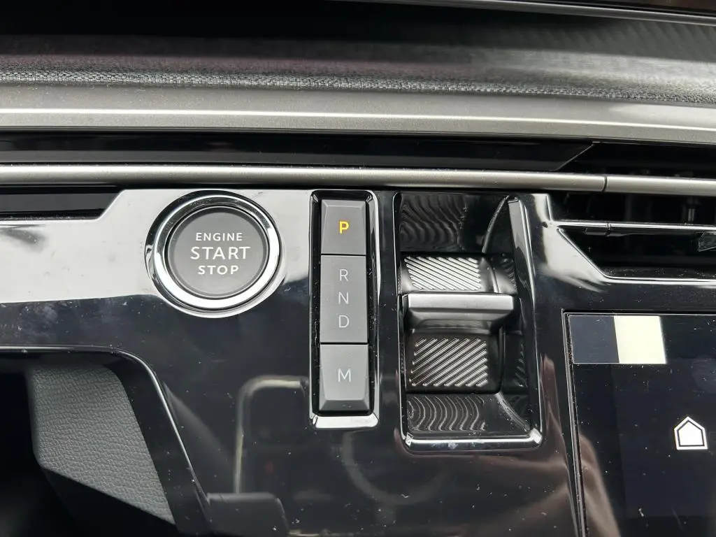 Peugeot 3008 ALLURE Hybrid e-DCS6 1,2 / 107kW