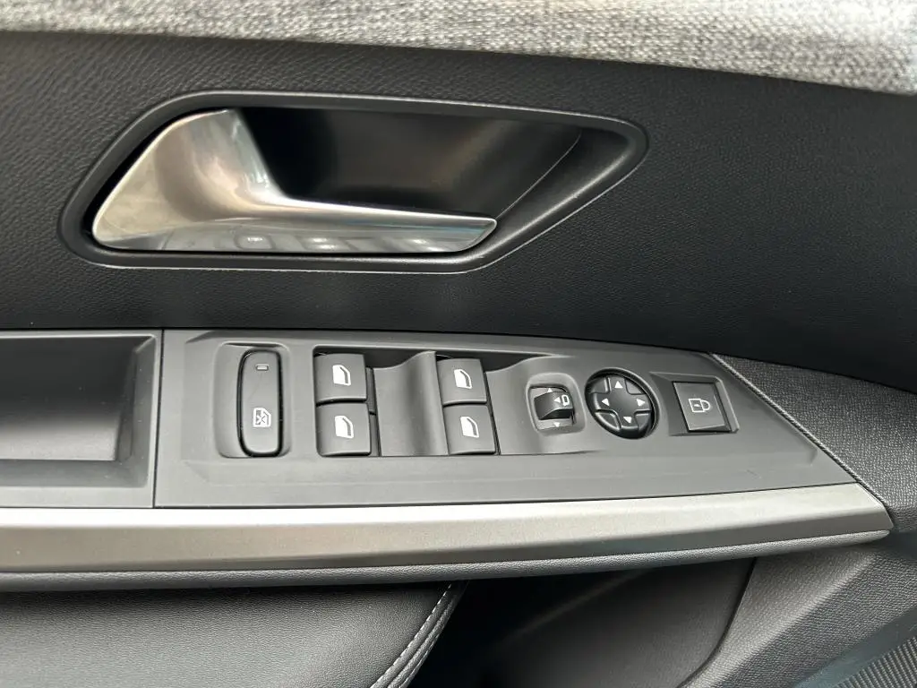 Peugeot 3008 ALLURE Hybrid e-DCS6 1,2 / 107kW