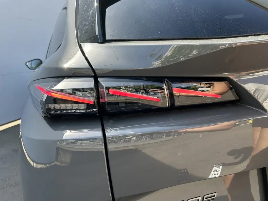 Peugeot 308 SW GT Elektromotor 115 kW Baterie 58 kWh  / 115kW