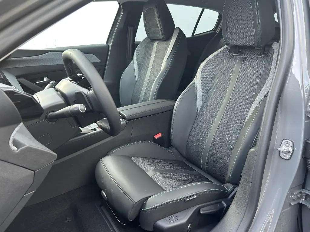 Peugeot 408 ALLURE Hybrid 145 e-DCS6 1,2 / 107kW